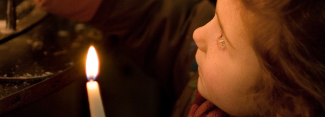 Meisje met kaarsjes in kerk.jpg